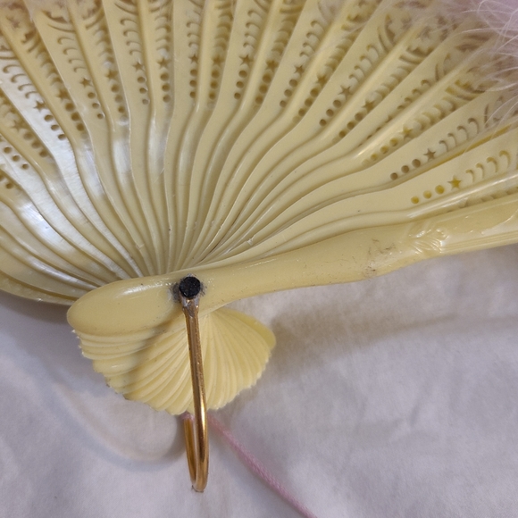 Vintage Fluffy Pink Feather Hand Fan. - Picture 5 of 10